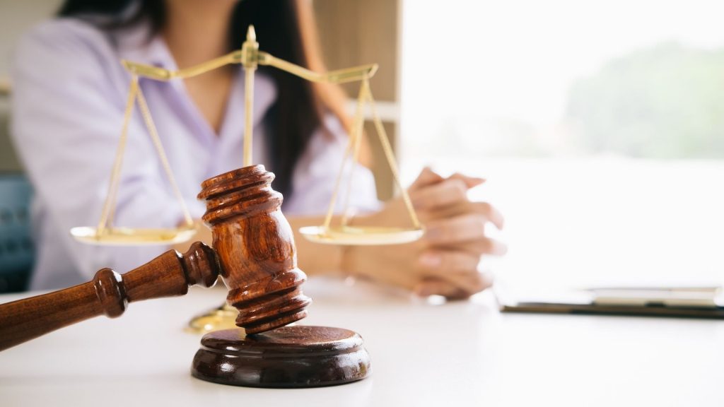 Boşanma davasında ücretsiz avukat talep etme hakkı